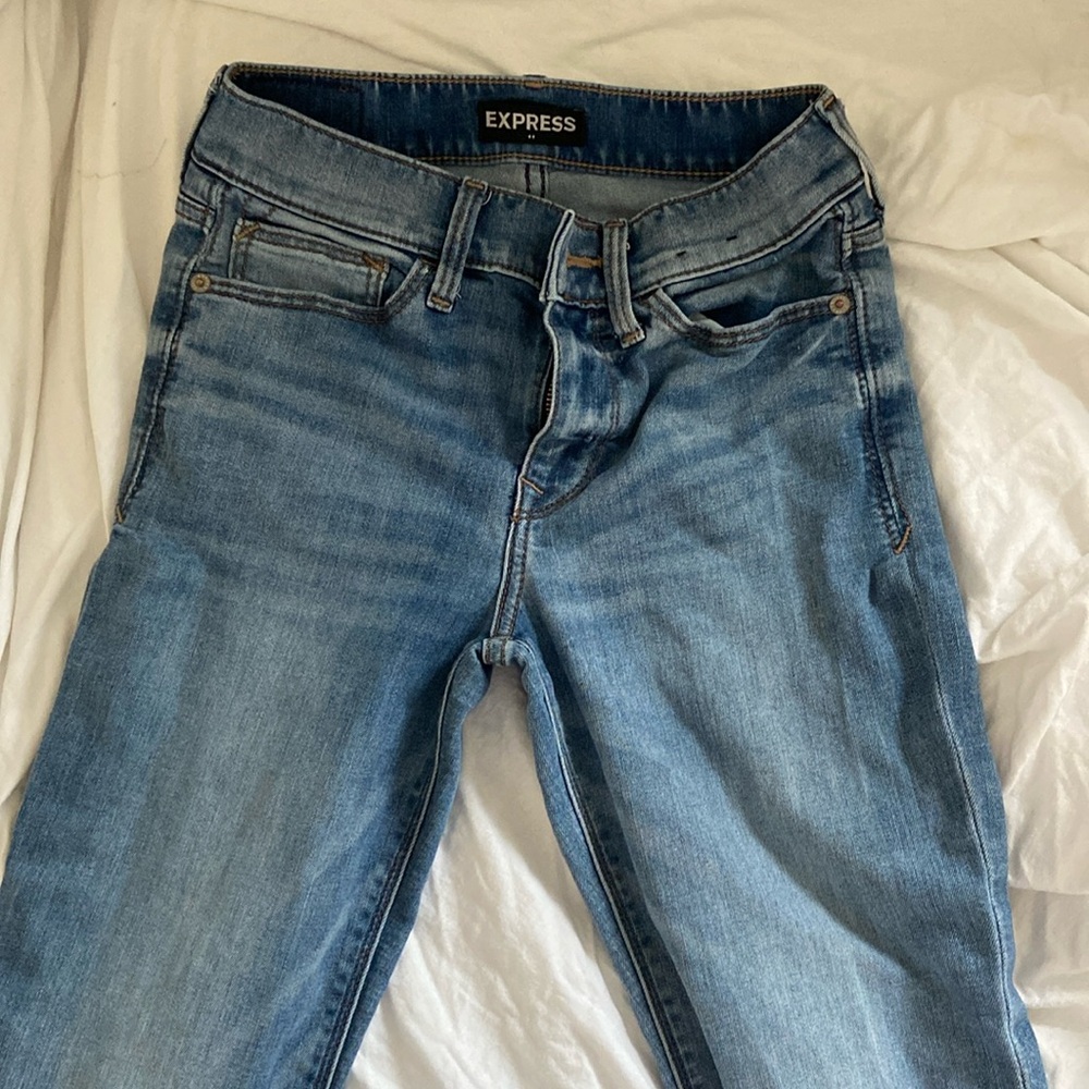 Hello! Selling a cropped pair of express jeans only worn twice